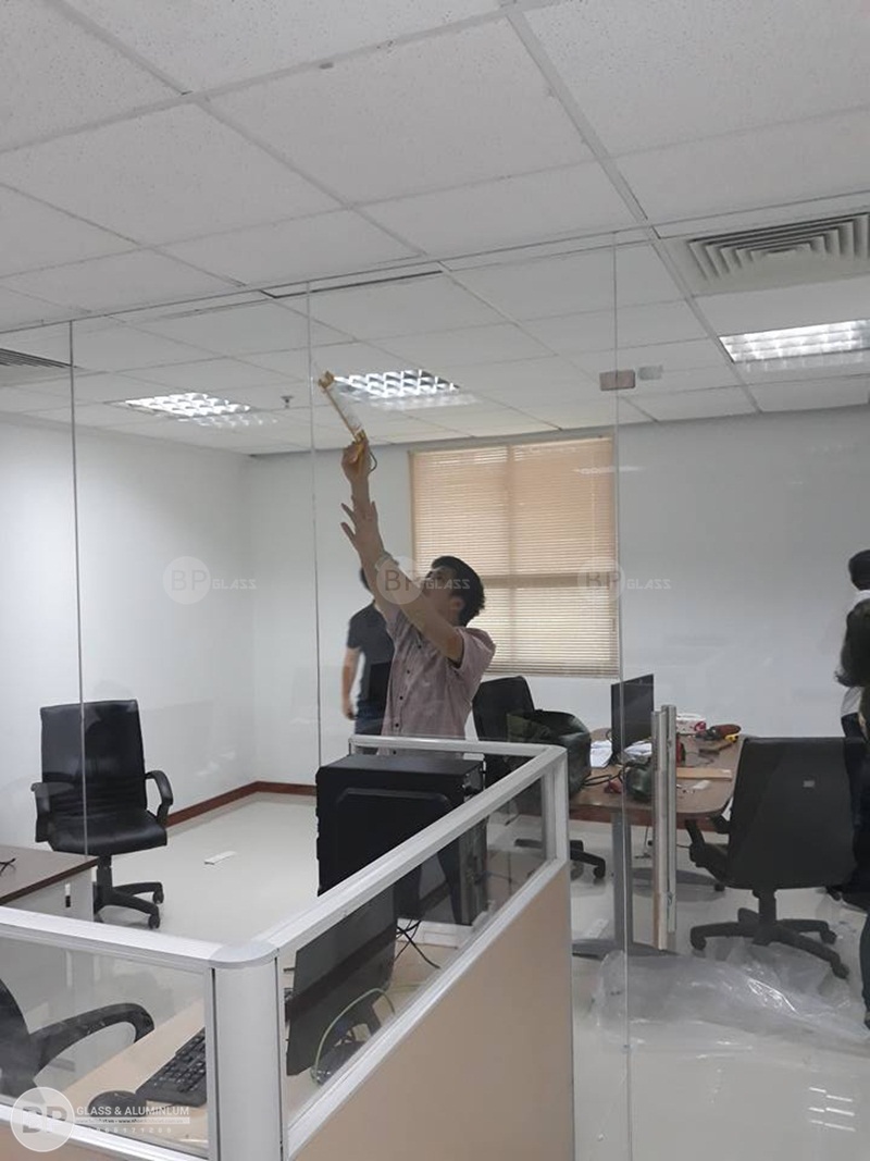 thi công lắp đặt vách ngăn văn phòng licogi 13
